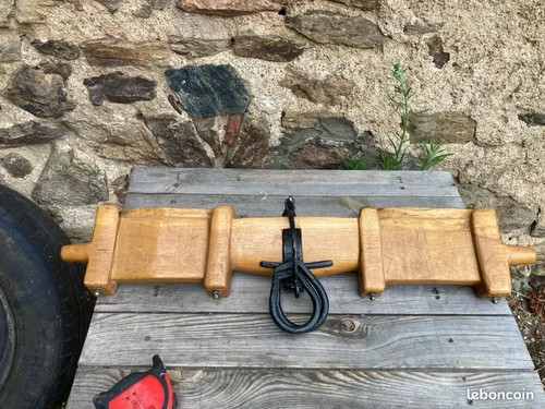 Joug ancien avec ferrures