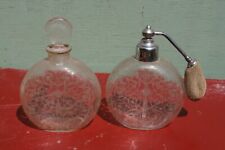 anciens flacons en verre gravé diffuseur de parfum vers 1900.