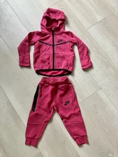 NIKE MAGNIFIQUE LOT DE 2 HOODIES BÉBÉ + 1 ENSEMBLE, TAILLE 1 AN, TRÈS BON ÉTAT!