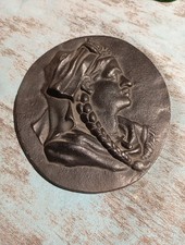 Alsace Superbe médaillon en relief Alsacienne en fonte  brute noire 1.758 kg 