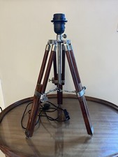 Lampe de table trépied en bois et métal chromé