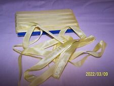 Ancien ruban en soie couleur jaune poussin. Vendu au mètre. N°143