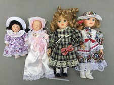 Lot de 4  poupées en