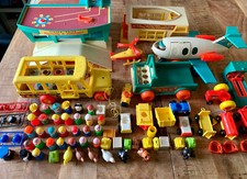 ENORME Lot Fisher Price années 70 : avion, camping car, Bus, Garage + 36 fig