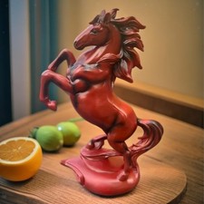 Statue de cheval debout en