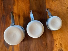 Lot de 3 petites casseroles en porcelaine à feu, 1950, vintage.