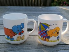 Mugs, tasses chien saucisse en arcopal année 70