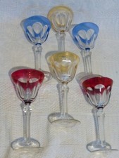 ENSEMBLE DE 6 VERRES SUR PIED A FACETTES  DE COULEURS DIFFERENTES