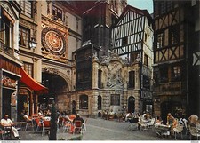 76 - Rouen - Au pied du beffroi et du Gros Horloge très belle fontaine du XVIIIe