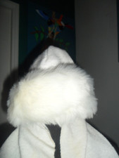 COURTELLE MADE IN FRANCE :BONNET BLANC AVEC ECHARPE ATTENANTE TBE.