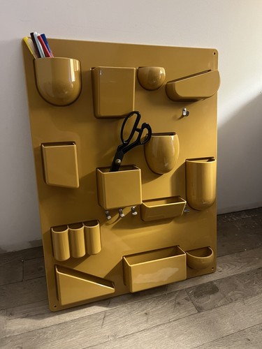 Rangement mural jaune moutarde