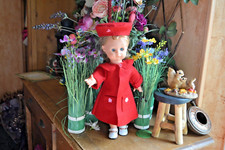 manteaux et chapeaux rouge