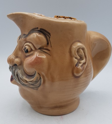 Ancien pichet anthropomorphe