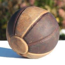 Ancien Médecine Ball en cuir dur pour athlète ou kiné