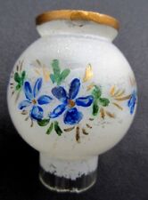 ancien verre de lampe à pétrole Pigeon, boule peinte de violettes sur fond blanc