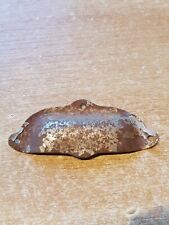 1 poignée coquille en métal de casier d'atelier long 10,3 cm haut 4,5 cm