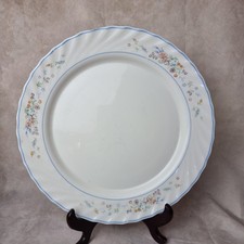 Plat Rond Arcopal – Modèle Victoria – Opaline Blanche à Décor Floral Vintage
