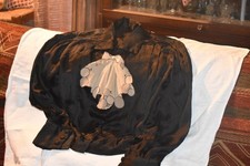 Vêtement ancien: Caraco tissu soyeux noir avec jabot crème