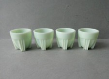 4 coquetiers en opaline, ton vert amande, années 40-50, Art Deco
