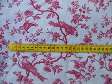 COUPON DE TISSU FIN FORET OISEAUX ROUGE  FOND BLANC - 68 cm x 70 cm -  J 23