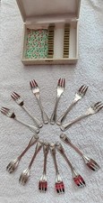 12 fourchettes à huîtres/ dessert Ercuis, modèle coquille dans leur écrin
