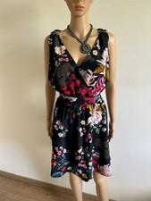 Robe noire et fleurie sans