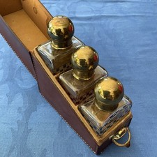 cave à parfum 3 flacons en cristal dans étui en cuir XIXe / Napoléon III