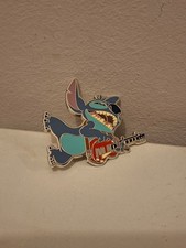 PIN'S DLRP  STITCH  tenant une guitare - métal - DISNEY DISNELYLAND