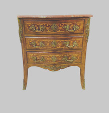 Commode toute faces galbée de style Louis XV en marqueterie . XX siècle .