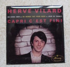 HERVE VILARD magnet aimant dimension environ 4,3 cm x 4,3 cm CAPRI C'EST FINI