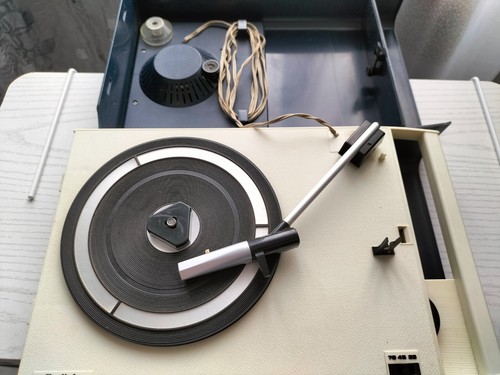 Tourne disques radiola - tourne,