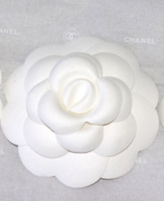 CHANEL SUPERBE CAMELIA BLANC TISSU RIGIDE A PORTER EN BROCHE OU AUTRE ACCESSOIRE