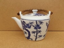 ancienne théière en porcelaine Chine signé sous le couvercle décor blanc bleu