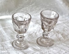 lot 2 verres à pied - anciens - ht 9 cm - diam 5 cm - épais - bulles - exc état