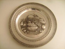 Assiette ancienne en étain EPU à 97 % représentant une nature morte diam 23,8 cm