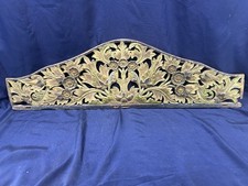 Ancien grand fronton en bois