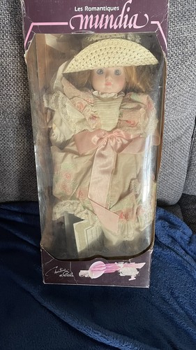 Poupée porcelaine mundia - poupée,