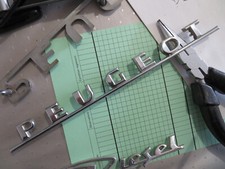 sigle logo emblème Peugeot J 5 7 9 203 403 404 205 coffre calandre 238cms ??