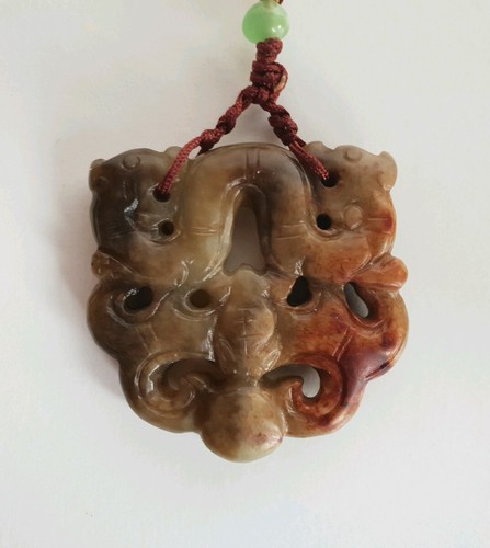 Beau pendentif sculpté - , en