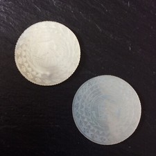 2 Jetons Chinois Anciens Nacre Gravé Personnages XIXème (D)