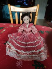  Jolie poupée ancienne, tête et main en porcelaine sur socle