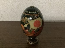 Œuf en bois laqué peint à