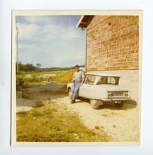 G1188 Citroen Ami 6 à la ferme, France 1965. Photo couleurs argentique