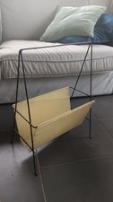 Porte-revue en métal perforé