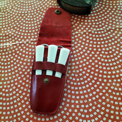 Trousse manucure cuir rouge - a,