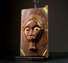 Porte grenier en bois sculpté