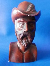 Miniature de buste d'homme portant un chapeau avec une plume il est gravé A.V 