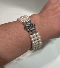 Beau Bracelet 3 rangs de perles de culture Grand fermoir en or 18k et saphirs