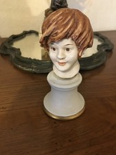 Jolie petit buste de petit garçon en biscuit de 13 cm, en très bon état.