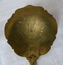 LARGE CUILLERE DE SERVICE , ART DECO , MANCHE METAL ARGENTE ,LAITON GRAVé FLORAL